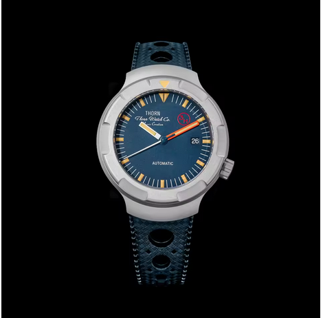 Reloj retro de titanio con movimiento automático .THORN modelo T011