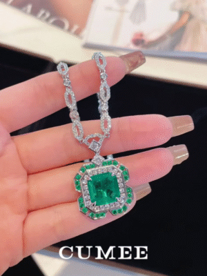CUMEE: Diseño de lujo, collar con colgante cuadrado de piedras preciosas sintéticas CZ esmeralda. PRECIO DE OFERTA :221,99€