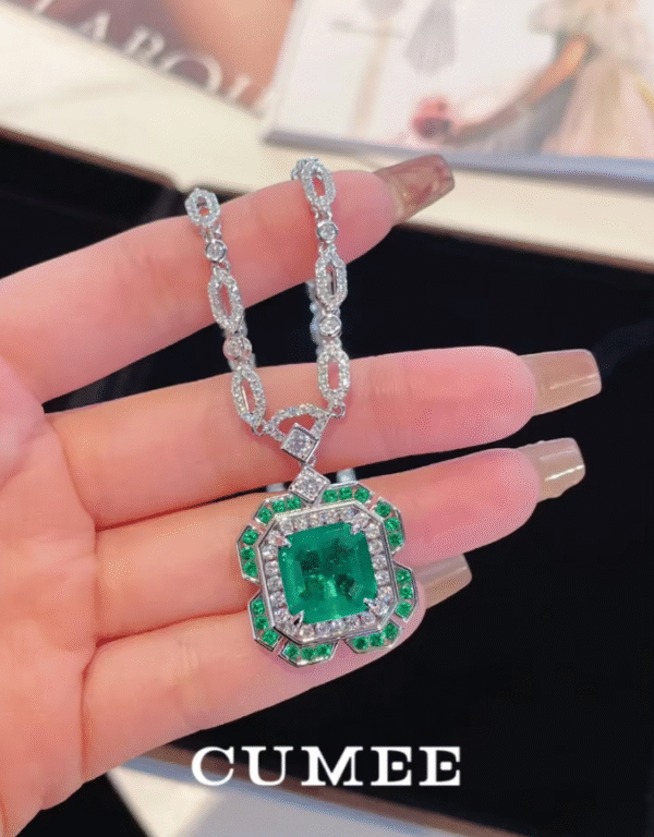 CUMEE: Diseño de lujo, collar con colgante cuadrado de piedras preciosas sintéticas CZ esmeralda. PRECIO DE OFERTA :221,99€