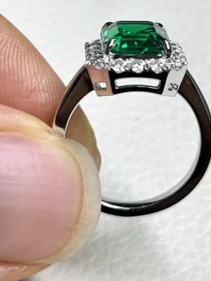 Anillo de diamante moissanita con esmeralda verde cultivada en laboratorio de 4 quilates con forma octagonal de oro blanco de 10 quilates personalizado. PRECIO DE OFERTA : 407,39€