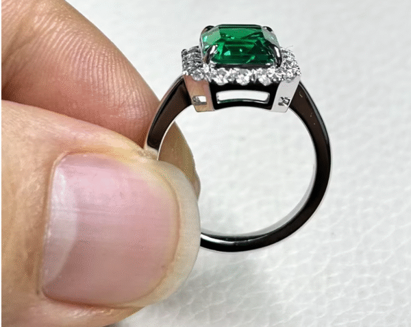alibaba detsche boot dos Anillo de diamante moissanita con esmeralda verde cultivada en laboratorio de 4 quilates con forma octagonal de oro blanco de 10 quilates personalizado. PRECIO DE OFERTA : 407,39€