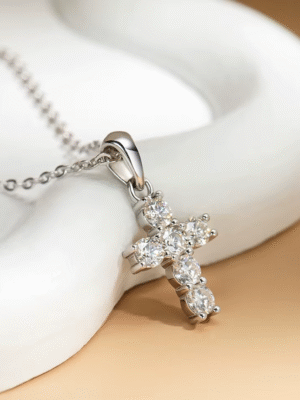 Serenity-Collar cruz de moissanita de 0,6 quilates para mujer, regalo de aniversario, colgante de crucifijo de plata Sterling 925.