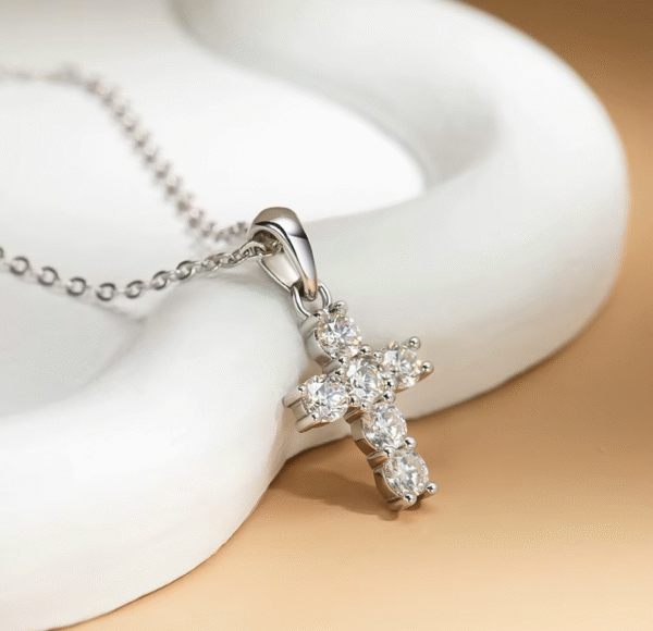 alibaba detsche boot dos Serenity-Collar cruz de moissanita de 0,6 quilates para mujer, regalo de aniversario, colgante de crucifijo de plata Sterling 925.