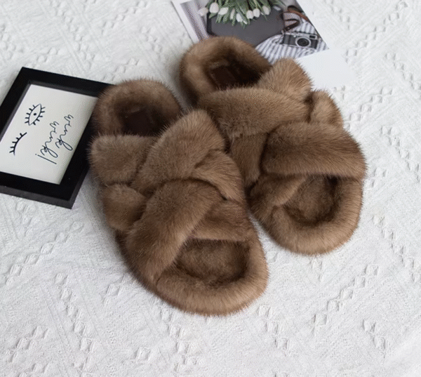 2025: Nuevas zapatillas mullidas de moda para mujer, zapatos planos de felpa, zapatillas antideslizantes para mujer.