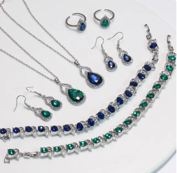 Elegante conjunto de collar, pulsera y pendientes con colgante de gota de agua y flores de diamantes de imitación de doble capa para mujeres. Conjunto de joyas con corazón de amor.